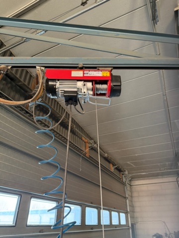 1176294-3 Compressed air lift including hoist