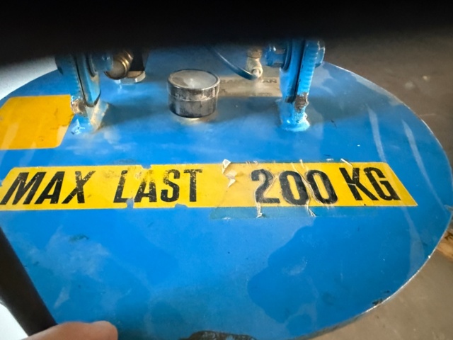 1176294-4 Compressed air lift including hoist