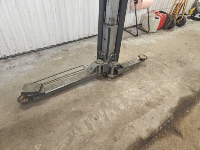 1130533-3 2-post lift 3000 kg ATT Hymax S3000 -2006 (Repair item)