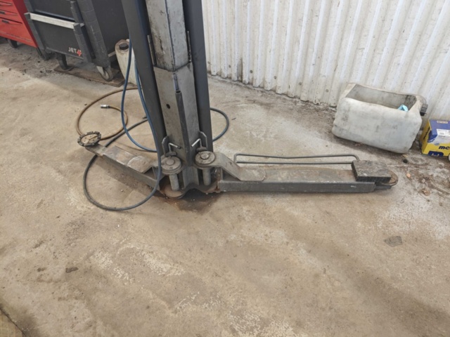 1130533-6 2-post lift 3000 kg ATT Hymax S3000 -2006 (Repair item)