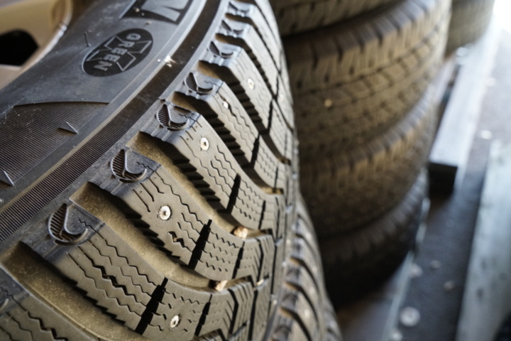 1323943-4 4pcs Studded tires on aluminum rims – Fits Mitsubishi L200 (2008)