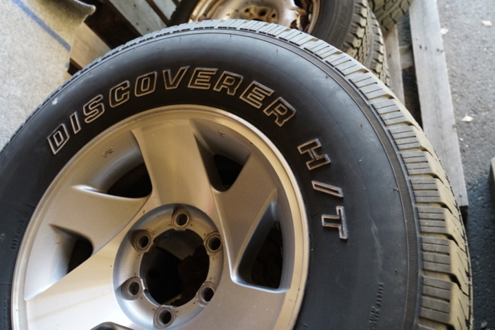 1323944-5 4 All-season tires on aluminum rims – Fits Mitsubishi L200 (2000)