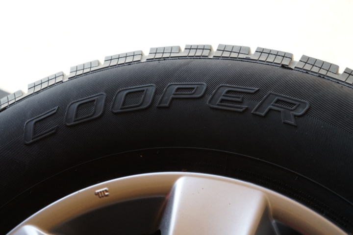 1323945-5 4pcs Studded tires on aluminum rims – Fits Mitsubishi L200 (2008)