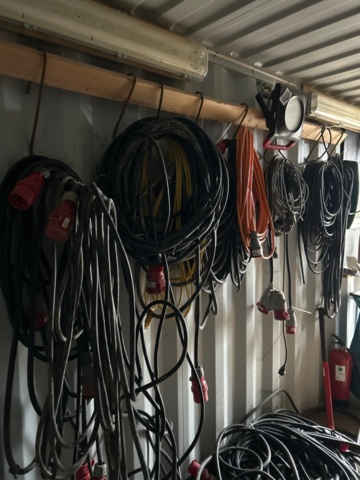 1225924-8 Container 20 fot med kablage och byggutrustning -2015