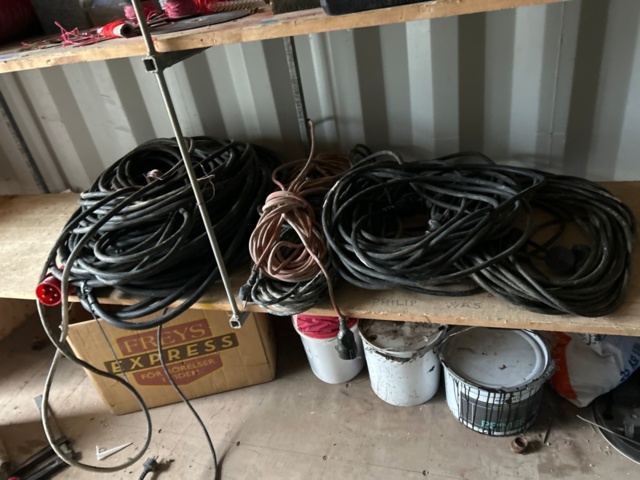 1225924-9 Container 20 fot med kablage och byggutrustning -2015