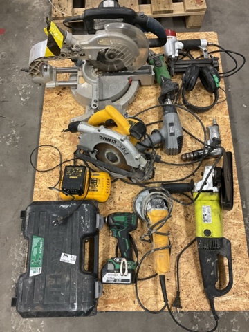1198179-1 Pallet with various hand tools DEWALT