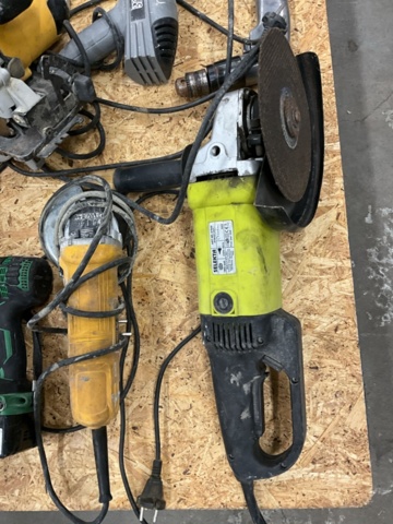 1198179-2 Pallet with various hand tools DEWALT