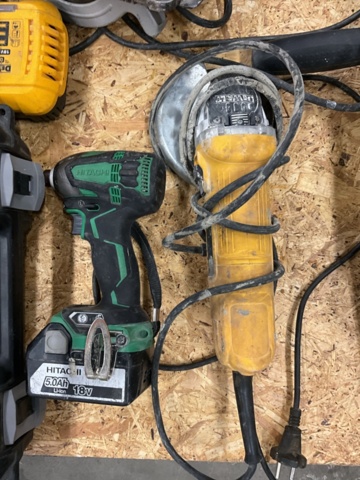 1198179-3 Pallet with various hand tools DEWALT