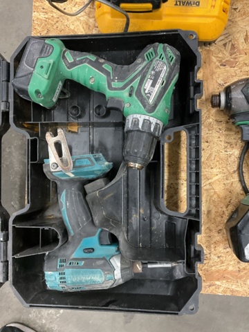 1198179-4 Pallet with various hand tools DEWALT