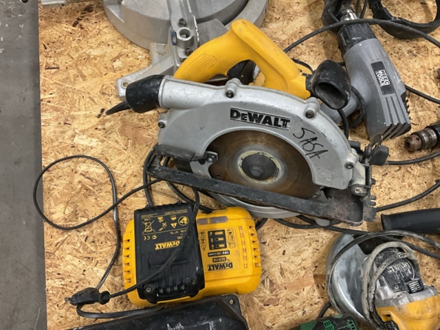 1198179-5 Pallet with various hand tools DEWALT