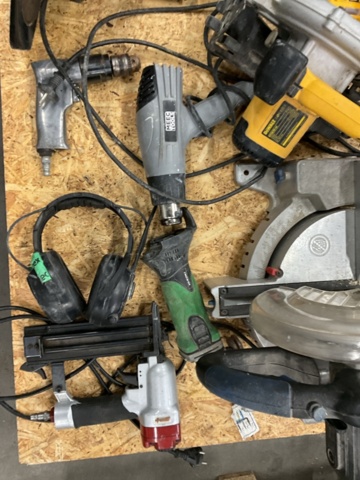 1198179-6 Pallet with various hand tools DEWALT