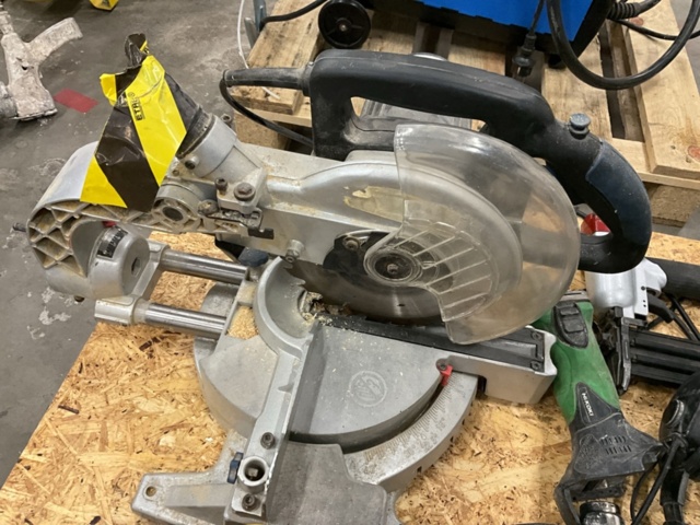 1198179-7 Pallet with various hand tools DEWALT