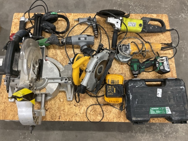1198179-8 Pallet with various hand tools DEWALT
