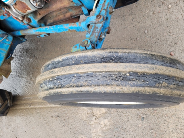 1326149-19 Tractor Ford 4100 -1979