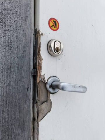 1289331-18 Manskapsbod