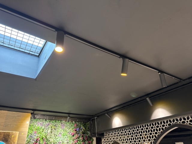 1316476-2 Spotlight rails on 2 levels and spotlights