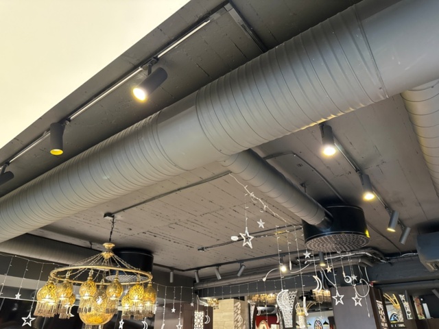 1316476-6 Spotlight rails on 2 levels and spotlights