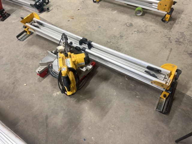 1243860-1 Miter saw with stand - DeWalt DW777-QS (Type 2)