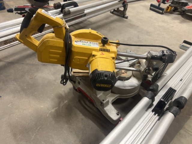 1243860-2 Miter saw with stand - DeWalt DW777-QS (Type 2)