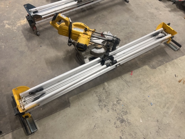 1243860-3 Miter saw with stand - DeWalt DW777-QS (Type 2)