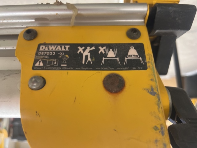 1243860-4 Miter saw with stand - DeWalt DW777-QS (Type 2)