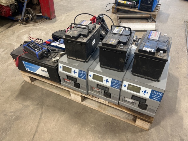 1325424-1 Samling med diverse batterier och laddare