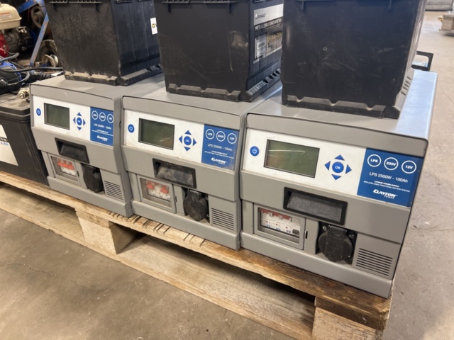 1325424-2 Samling med diverse batterier och laddare