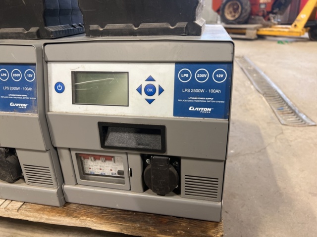 1325424-3 Samling med diverse batterier och laddare