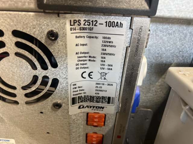 1325424-4 Samling med diverse batterier och laddare