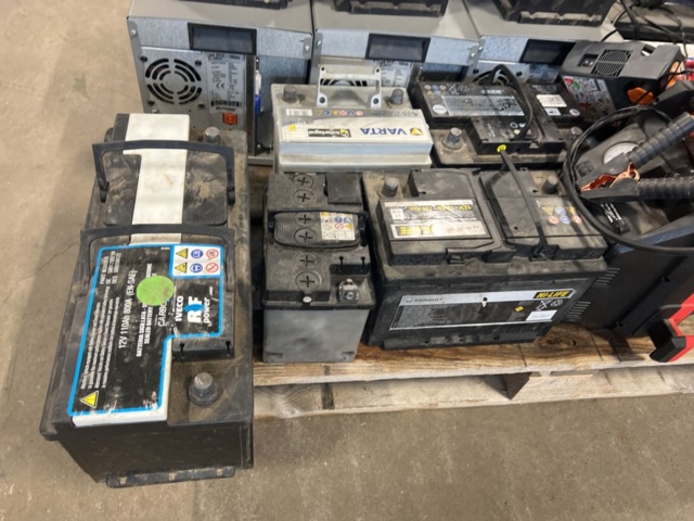 1325424-5 Samling med diverse batterier och laddare