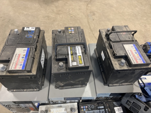 1325424-6 Samling med diverse batterier och laddare