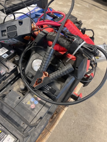 1325424-7 Samling med diverse batterier och laddare