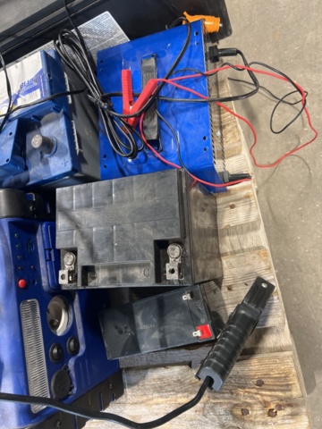 1325424-10 Samling med diverse batterier och laddare