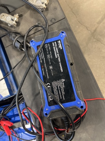 1325424-11 Samling med diverse batterier och laddare