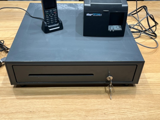 1330154-7 Cash register, receipt printer and DORO telephone