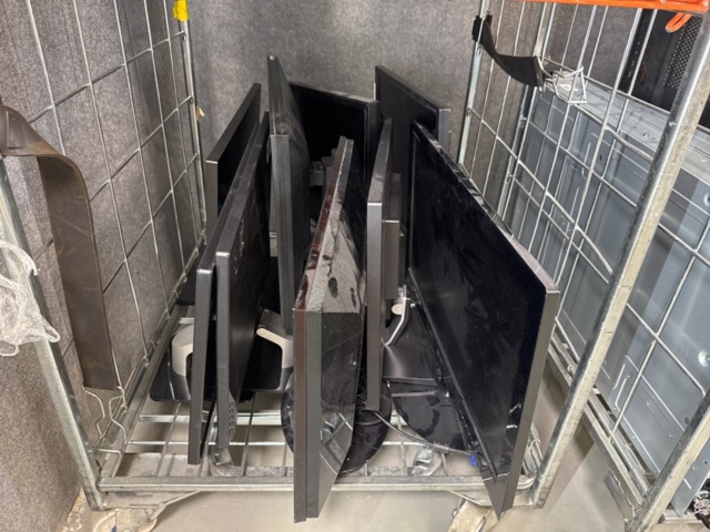 1308806-2 Large batch of IT equipment – servers, switches, firewalls and screens – approx. 80 units