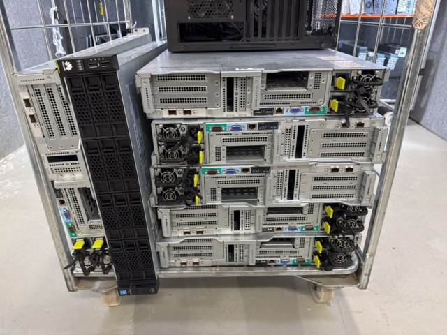 1308806-8 Large batch of IT equipment – servers, switches, firewalls and screens – approx. 80 units