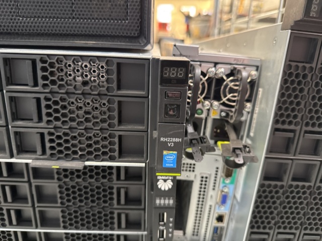 1308806-13 Large batch of IT equipment – servers, switches, firewalls and screens – approx. 80 units