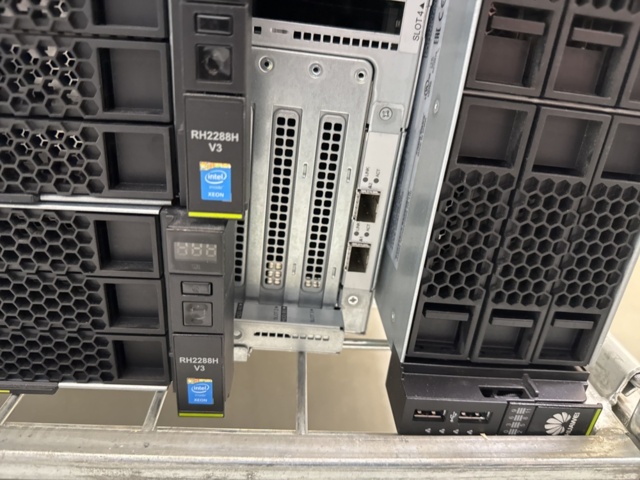 1308806-14 Large batch of IT equipment – servers, switches, firewalls and screens – approx. 80 units