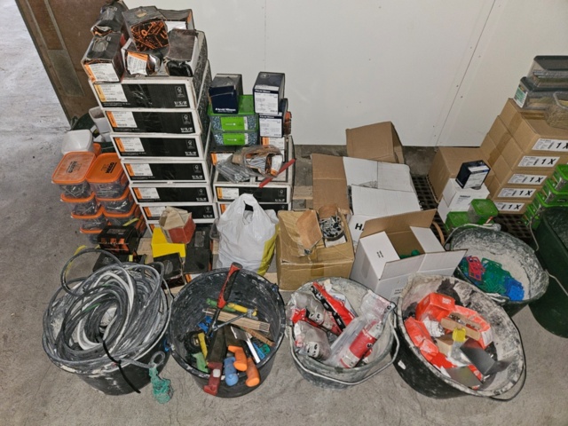 1225889-1 Parti med färgade popnitar och montageskruv till fasadskivor