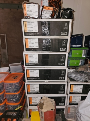 1225889-2 Parti med färgade popnitar och montageskruv till fasadskivor