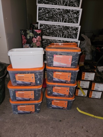 1225889-3 Parti med färgade popnitar och montageskruv till fasadskivor