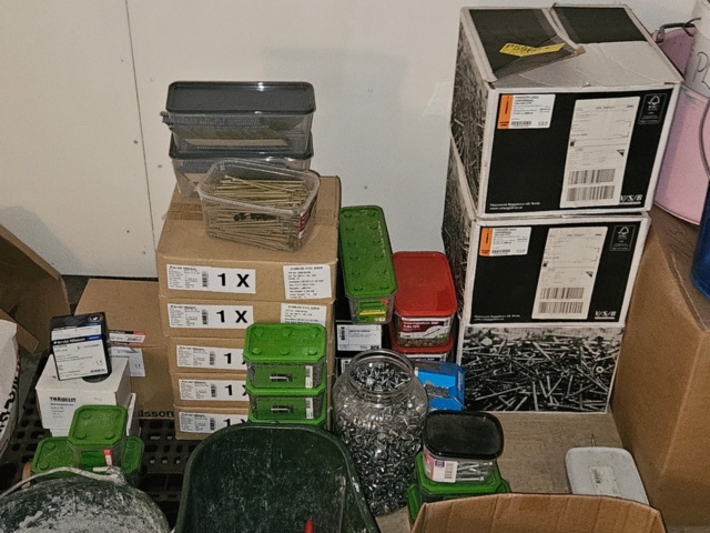 1225889-4 Parti med färgade popnitar och montageskruv till fasadskivor