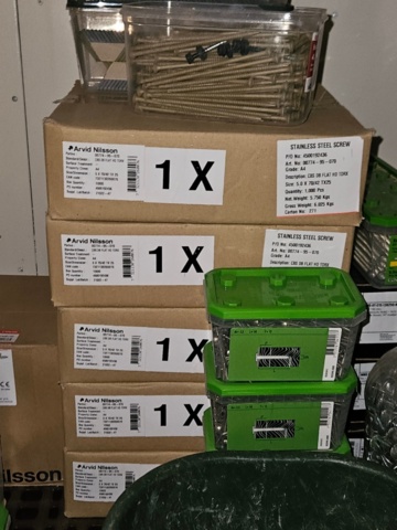 1225889-6 Parti med färgade popnitar och montageskruv till fasadskivor