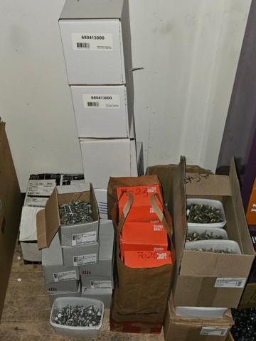 1225889-7 Parti med färgade popnitar och montageskruv till fasadskivor