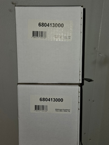 1225889-8 Parti med färgade popnitar och montageskruv till fasadskivor