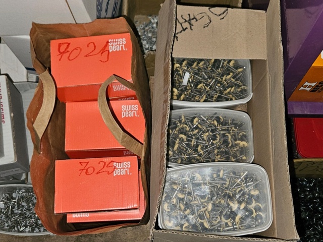 1225889-9 Parti med färgade popnitar och montageskruv till fasadskivor