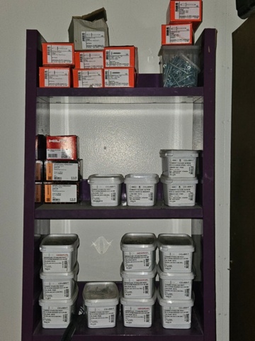 1225889-10 Parti med färgade popnitar och montageskruv till fasadskivor