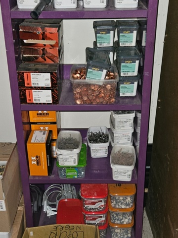 1225889-11 Parti med färgade popnitar och montageskruv till fasadskivor