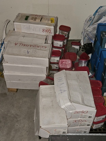 1225889-12 Parti med färgade popnitar och montageskruv till fasadskivor